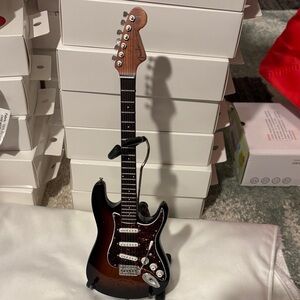 Fender Strat-Sun/Tort Guitar Mini